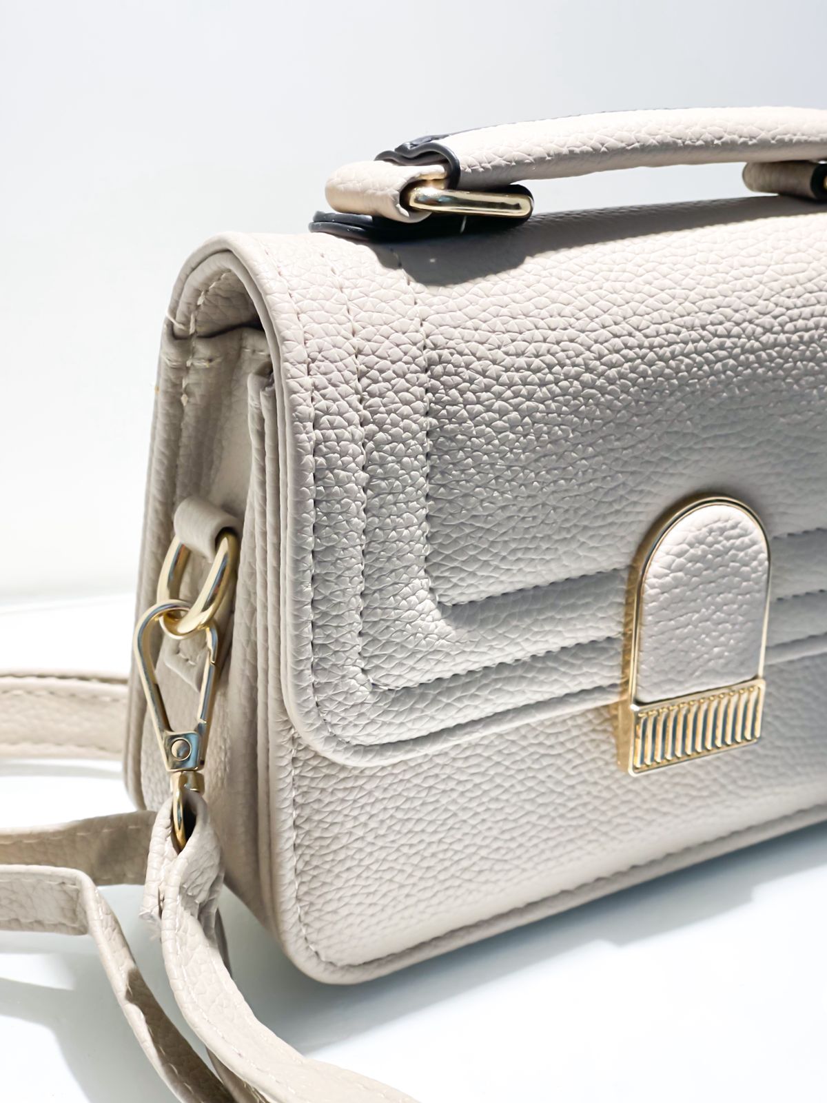 Bolsa Pequena Quadrada em Couro Sintético com Alça Ref. 1625