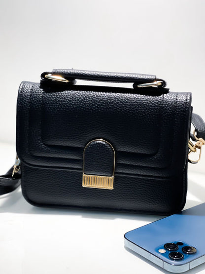 Bolsa Pequena Quadrada em Couro Sintético com Alça Ref. 1625