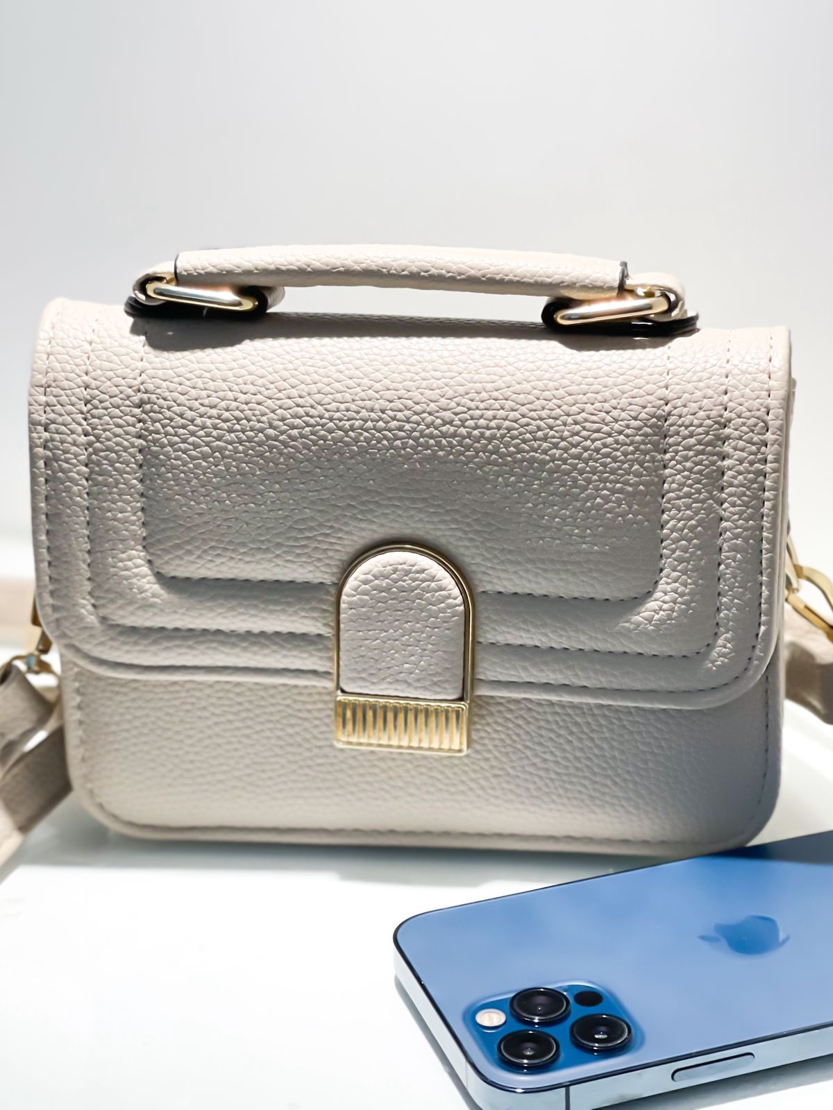 Bolsa Pequena Quadrada em Couro Sintético com Alça Ref. 1625