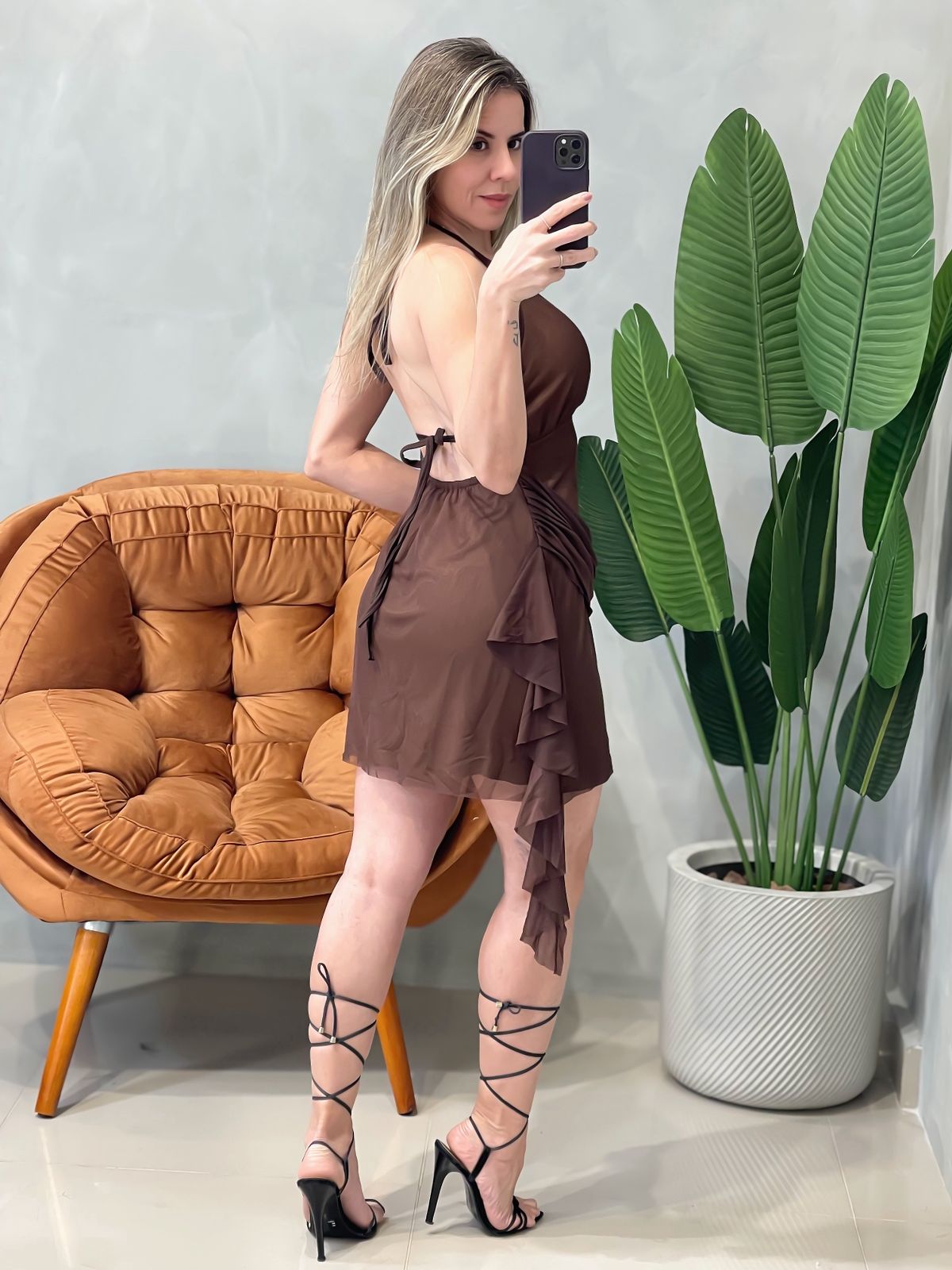 Vestido Curto em Tule de Babado com Amarração Yasmin Ref. 1660
